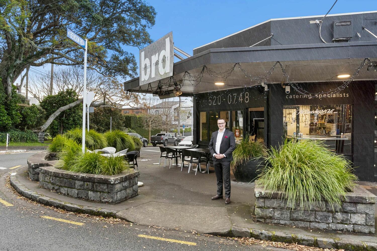 Sterlo Posing Web2 Kakapo Business Sales